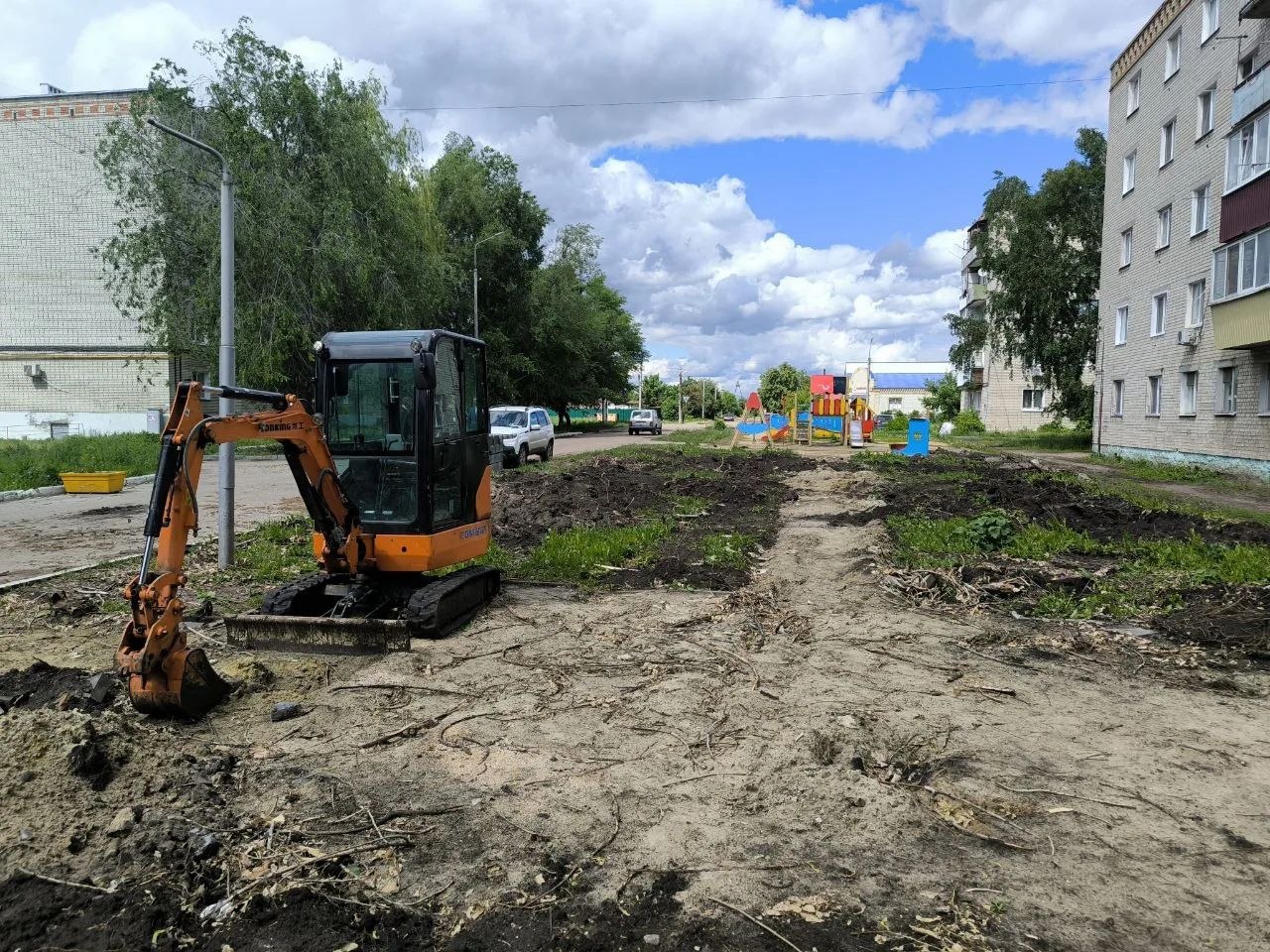 В Петровске по выбору жителей благоустраивают сквер на улице Марата В Петровске по выбору жителей благоустраивают сквер на улице Марата
